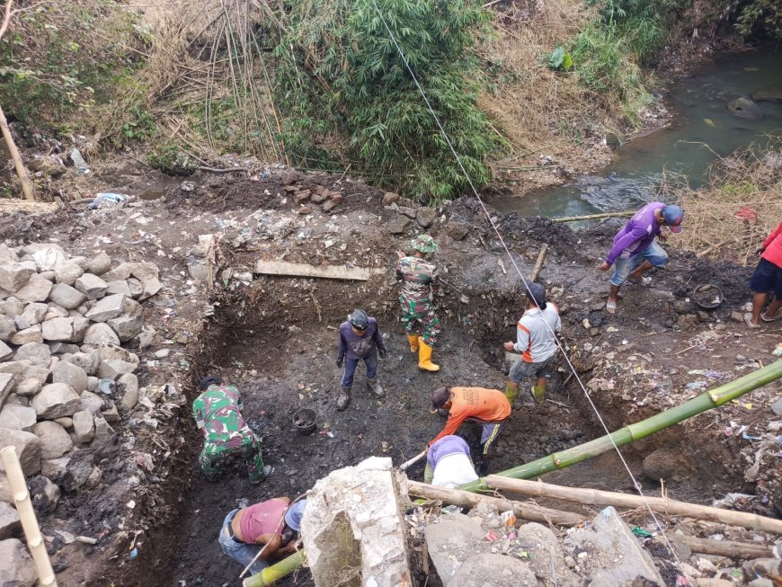 Semangat Gotong Royong Warnai Pembangunan Jembatan Garuda Gantung di Kali Bebek