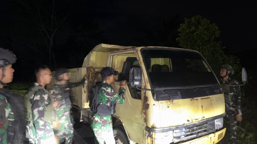 Patroli Malam Yonif TP 860/NSK Sapu Wilayah Waropen, TNI Hadir Beri Rasa Aman dan Perkuat Kamtibmas