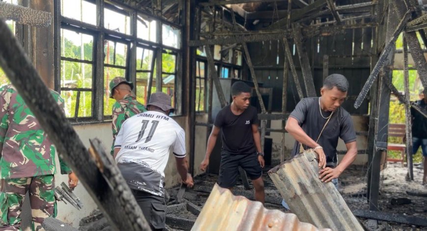 Wujudkan Lingkungan Bersih dan Sehat, Personel Yonif TP 809/NTM Bersama Warga Gelar Karya Bakti di Balai Desa Wapoania