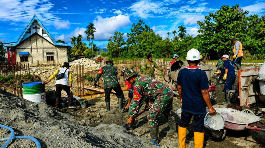 TNI Hadir Untuk Rakyat Babinsa Skanto Gotong Rogong Bersama Jemaat Cor Pondasi Gereja Baru
