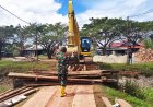 Babinsa Kodim 1707/Merauke Kawal Pembangunan Jembatan Aramco, Wujud Nyata TNI Hadir Membangun Harapan Masyarakat