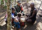 TNI Hadir Untuk Rakyat Babinsa Koramil Kemtuk Gresi Bantu Perbaiki Mesin Parut Sagu Warga