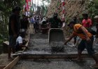 Dorongan Angkong Pratu Figo Semangat Prajurit Membangun Jalan Harapan di Gumelem Kulon