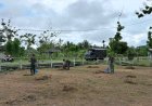 Prajurit Yonif TP 860/NSK Gotong Royong Bersihkan SD Negeri Inpres SP 4 Botawa, Wujud Kepedulian TNI terhadap Dunia Pendidikan di Waropen