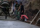 Tangan Terampil Sanudin Ratakan Beton Wujud Nyata Gotong Royong di Lokasi TMMD