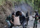 Pratu Farhan Sigap Isi Molen Putaran Mesin Mengiringi Semangat TMMD di Gumelem Kulon
