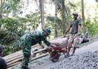 Serka Munasibun dan Warga Bahu-Membahu Langsir Semen Demi Percepatan TMMD