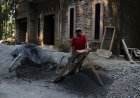 Di Usia 80 Tahun Semangat Samsidi Mengayak Pasir Demi Kemajuan Desa