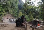 Papan demi Papan Dipasang Serda Simon dan Warga Wujudkan Jalan Impian di Gumelem Kulon