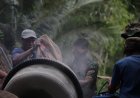 Satu Karung Semen Satu Tekad Bersama Kekompakan Pratu Diki dan Tono Percepat Pembangunan Jalan TMMD