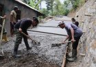 Sentuhan Terakhir Penentu Kualitas Serma Ngatman dan Warga Ratakan Beton Demi Jalan yang Kokoh