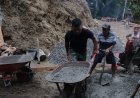 Angkong Jadi Andalan Pelda Ratam dan Warga Pacu Pengecoran Jalan TMMD
