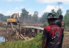 Jembatan Vital Penghubung Kampung Wanam Diperbaiki Personel Satgas TMMD ke-129