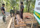 Pratu Firman dan Warga Bangun Pos Kamling