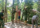 Sertu Agus dan Warga Kompak Pasang Bekisting Pos Kamling TMMD