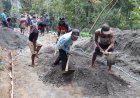 Sartono Cangkul Pasir Demi TMMD Reguler ke-129 Gumelem Kulon