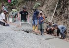 Pratu Iwan Sigap Dorong Angkong Semangat Tanpa Henti Demi Rampungnya Jalan TMMD