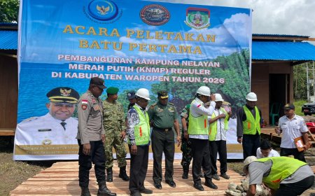 Dukung Program Nasional, Prajurit Yonif TP 860/NSK Hadiri Peletakan Batu Pertama Kampung Nelayan Merah Putih di Waropen
