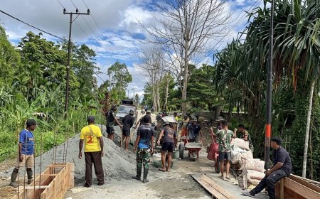 Mobilitas Warga Segera Lancar Babinsa Arso dan Satgas Kebut Pengecoran Sayap Jembatan Sungai Piyomun