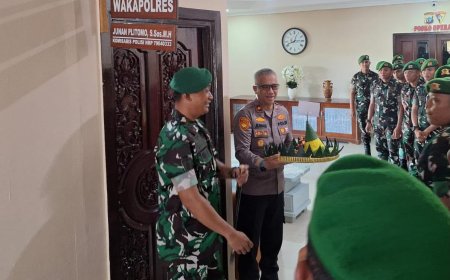 Sinergi Membumi di Bumi Amungsa: Danyonif 820/DAAI Beri Kejutan Manis ke Brimob dan Polres Mimika di HUT Bhayangkara