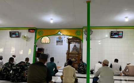 Prajurit Yonif TP 860/NSK Sholat Jumat Bersama Warga Waropen, Program BERSATU Perkuat Kemanunggalan TNI dan Rakyat