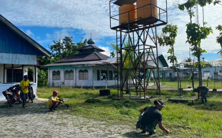 Prajurit Yonif TP 860/NSK Gotong Royong Bersihkan Fasilitas Umum di Waropen, Wujud Nyata Kepedulian TNI untuk Masyarakat