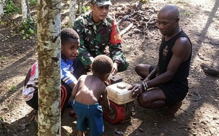 TNI Hadir Untuk Rakyat Babinsa Koramil Kemtuk Gresi Bantu Perbaiki Mesin Parut Sagu Warga
