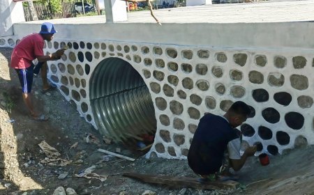 Kompak! Sinergi Babinsa dan Satgas Pengecatan Nuansa Merah Putih Hiasi Tiga Jembatan Garuda di Keerom