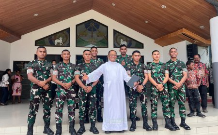 Yonif 820/DAAI Hadiri Ibadah di Katedral Tiga Raja, Simbol Harmoni di Bumi Cenderawasih