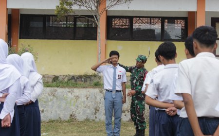 Babinsa Koramil 19/Bumijawa Tanamkan Semangat Kebangsaan dan Disiplin kepada Siswa Baru SMK Arrizqo