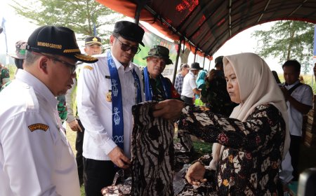 TMMD Bangkitkan Ekonomi Desa Dandim dan Wakil Bupati Tinjau Stan UMKM di Gumelem Kulon
