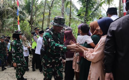 Pembukaan TMMD Reguler ke-129 Disambut Antusias Anak sekolah Serta Warga Gumelem Kulon