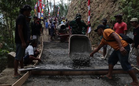 Dorongan Angkong Pratu Figo Semangat Prajurit Membangun Jalan Harapan di Gumelem Kulon