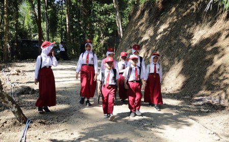 Langkah Kecil Fajar Menyambut Jalan Baru TMMD di Gumelem Kulon