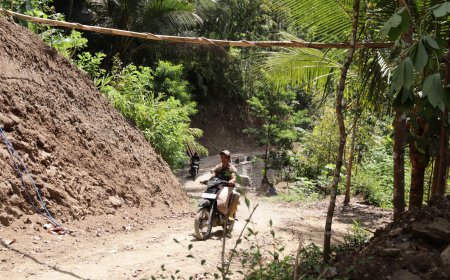 Motor Tua Tio Jadi Andalan Angkut Semen Demi Suksesnya TMMD di Gumelem Kulon