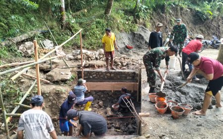 Gotong Royong Bangun Pondasi TMMD Perkokoh Akses dan Kebersamaan di Gumelem Kulon