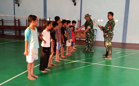 Senyum Anak Desa Warnai TMMD Satgas Bagikan Peralatan Olahraga di Gumelem Kulon