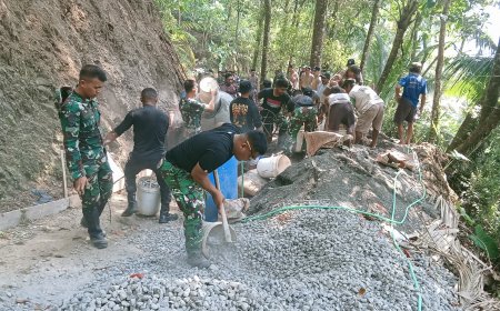 Satgas TMMD dan Warga Lanjutkan Pengecoran Jalan Harapan Kian Terbentang di Gumelem Kulon