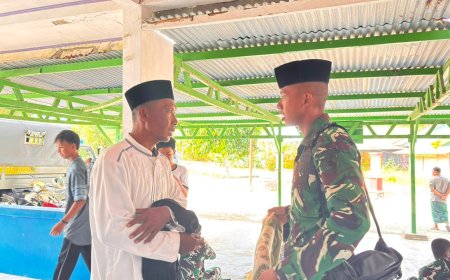 Prajurit Yonif TP 860/NSK Perkuat Kemanunggalan dengan Warga Lewat Program BERSATU di Masjid Al-Mustaqim Waropen