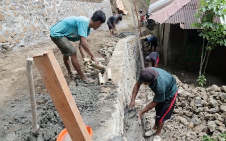 Tangan Terampil Sartono Perkokoh Talud Wujud Gotong Royong TMMD di Gumelem Kulon
