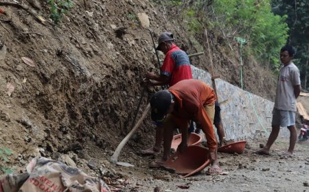 Di Usia 85 Tahun Karmudi Tetap Mengayun Cangkul Demi Suksesnya TMMD