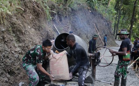 Pratu Farhan Sigap Isi Molen Putaran Mesin Mengiringi Semangat TMMD di Gumelem Kulon