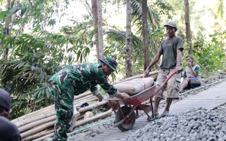 Serka Munasibun dan Warga Bahu-Membahu Langsir Semen Demi Percepatan TMMD