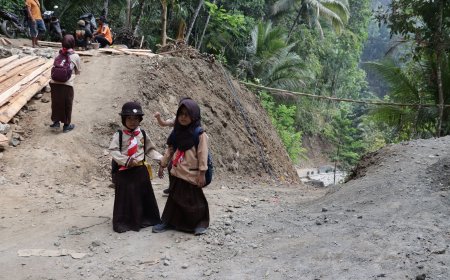 Seragam Pramuka dan Senyum Ceria Kalisa-Arumi Warnai TMMD Reguler ke-129 di Gumelem Kulon