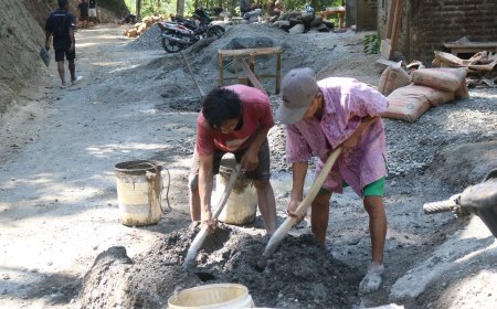 Usia 65 Tahun Tak Surutkan Semangat Tukijo Bantu Pembangunan Plat Beton TMMD Reguler ke-129