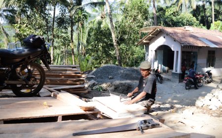Madrohim Rakit Bekisting Plat Beton Semangat Gotong Royong Warnai TMMD Reguler ke-129 Banjarnegara