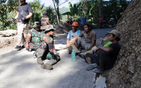 Di Tengah Istirahat Canda Serma Supriyono dan Suryoko Pererat Kemanunggalan TNI-Rakyat di Lokasi TMMD