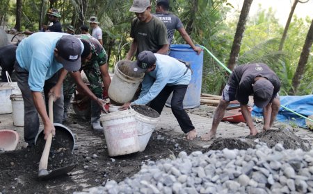 Keringat Tuswari dan Prajurit TNI Mengukir Jalan Harapan di Gumelem Kulon