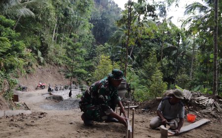 Papan demi Papan Dipasang Serda Simon dan Warga Wujudkan Jalan Impian di Gumelem Kulon