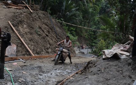 Motor Andalan Edi Jadi Penggerak Harapan Langsir Semen Demi Jalan Baru di Gumelem Kulon